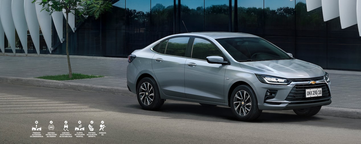 Chevrolet Onix Sedán parqueado en una calle urbana durante el día.