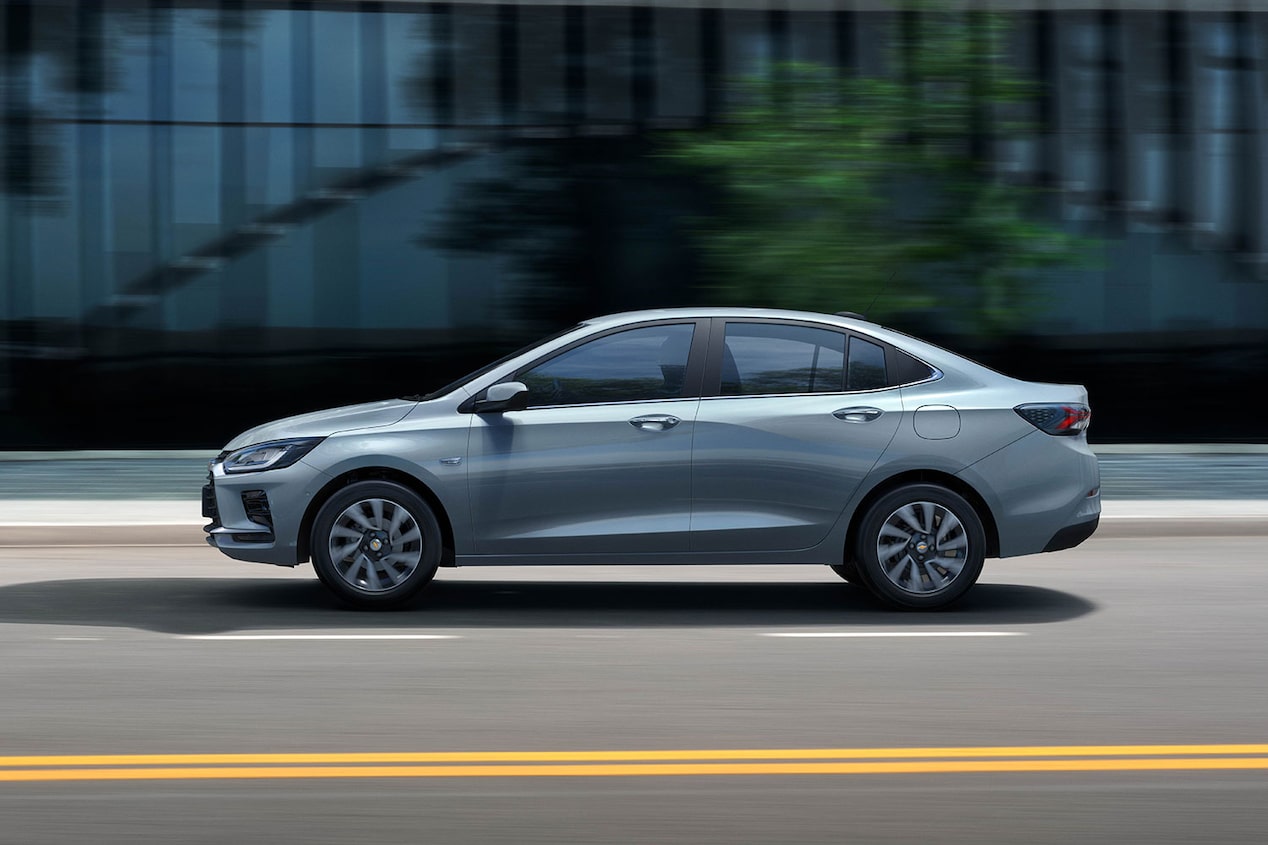 Chevrolet Onix Sedán circulando por una zona urbana, visto de perfil.