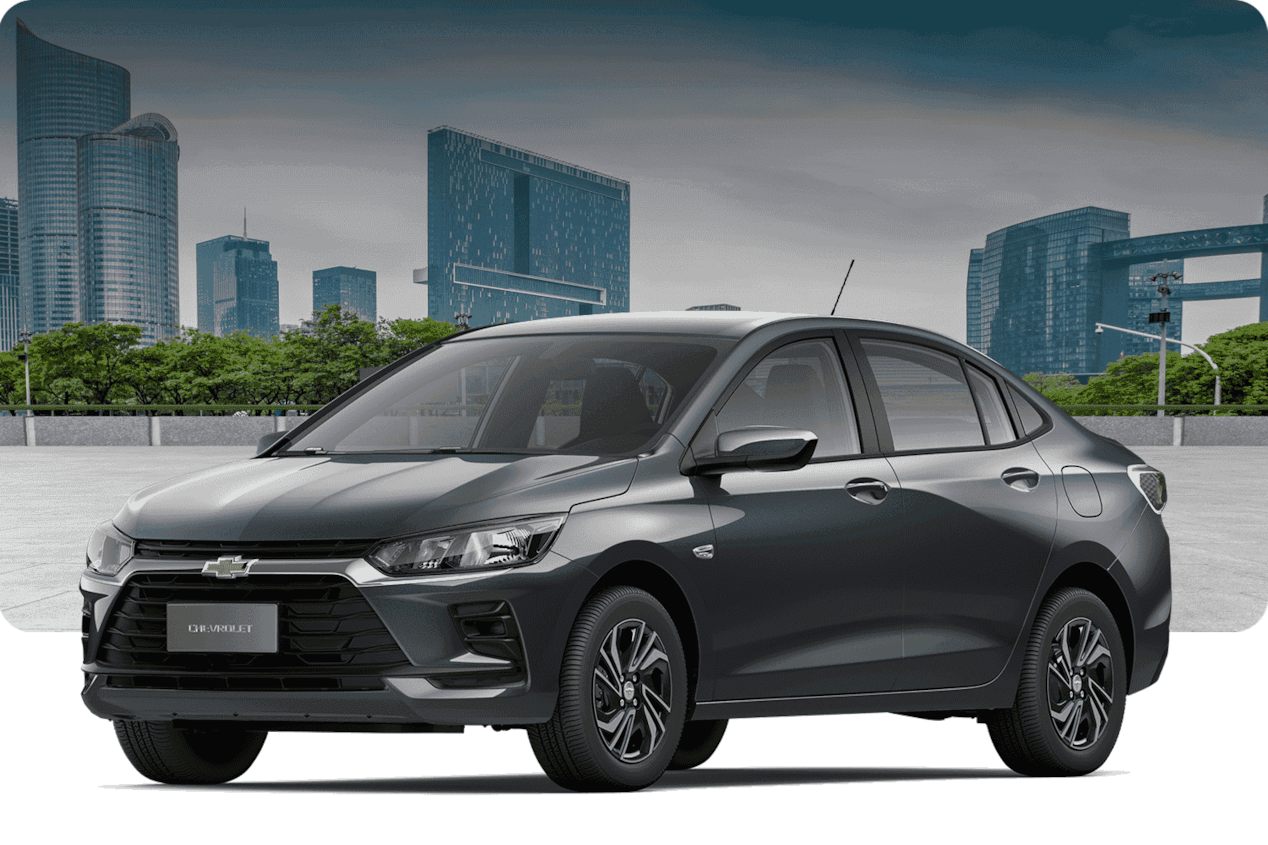 Chevrolet Onix Sedán versión LT AT sobre un fondo urbano con edificios de día.