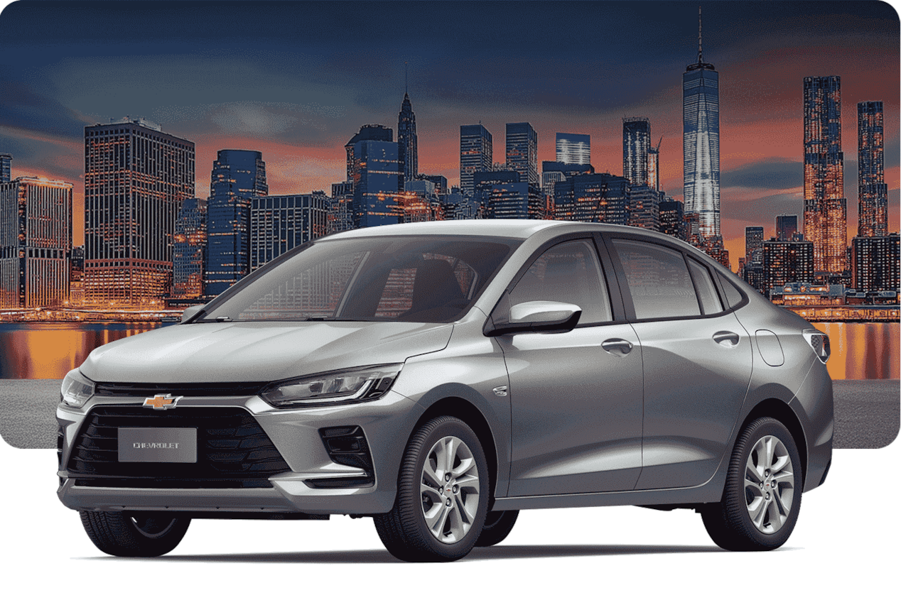 Chevrolet Onix Sedán versión LTZ AT sobre un fondo urbano con edificios al atardecer. 