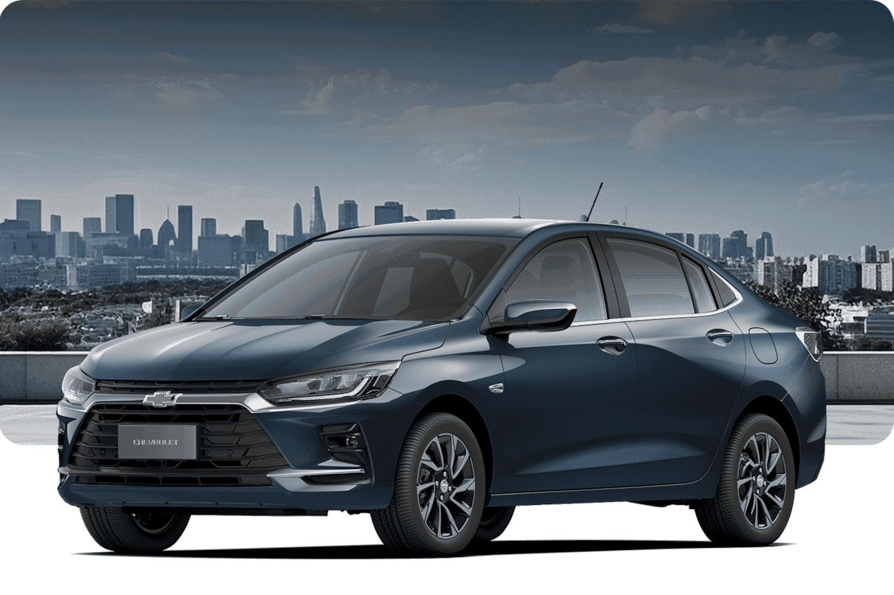 Chevrolet Onix Sedán versión Premier AT sobre un fondo urbano con edificios de día. 