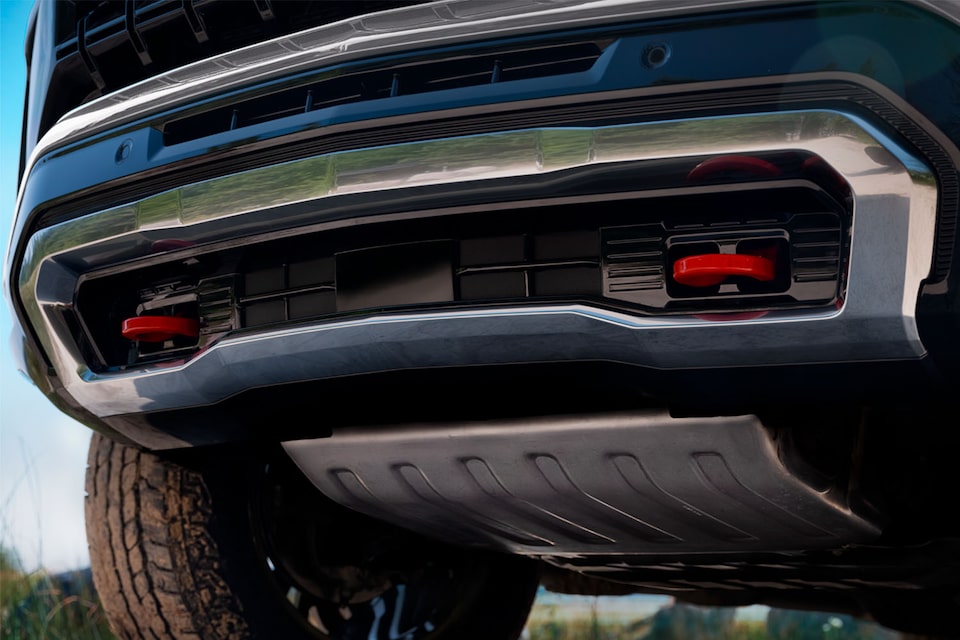 Detalle del parachoques delantero de la Chevrolet Tahoe 2025 con ganchos de arrastre y protector off-road