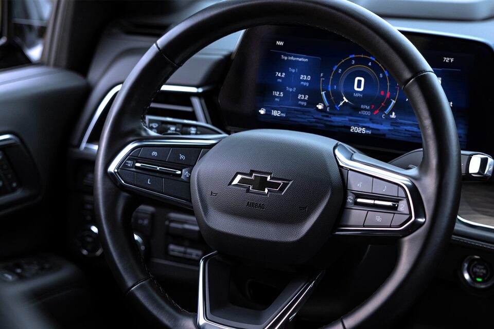 Volante multifunción y panel digital de alta tecnología del Chevrolet Tahoe 2025