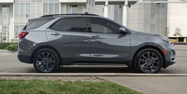 Nueva SUV Chevrolet Equinox RS andando por la ciudad