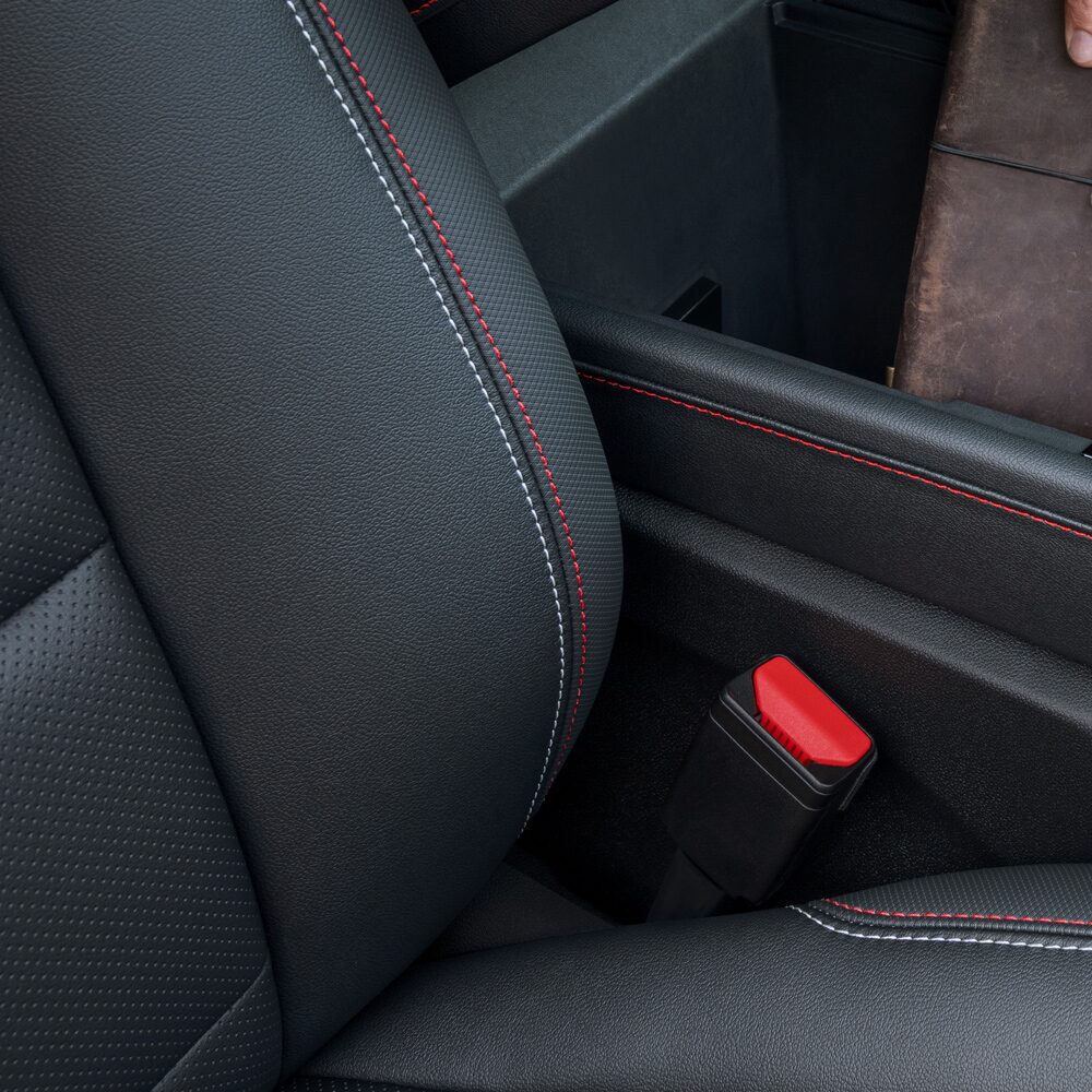 Vista en detalle de uno de los asientos de ecocuero Jet Black con costuras y aplicaciones en color rojo de la Chevrolet Traverse Z71.