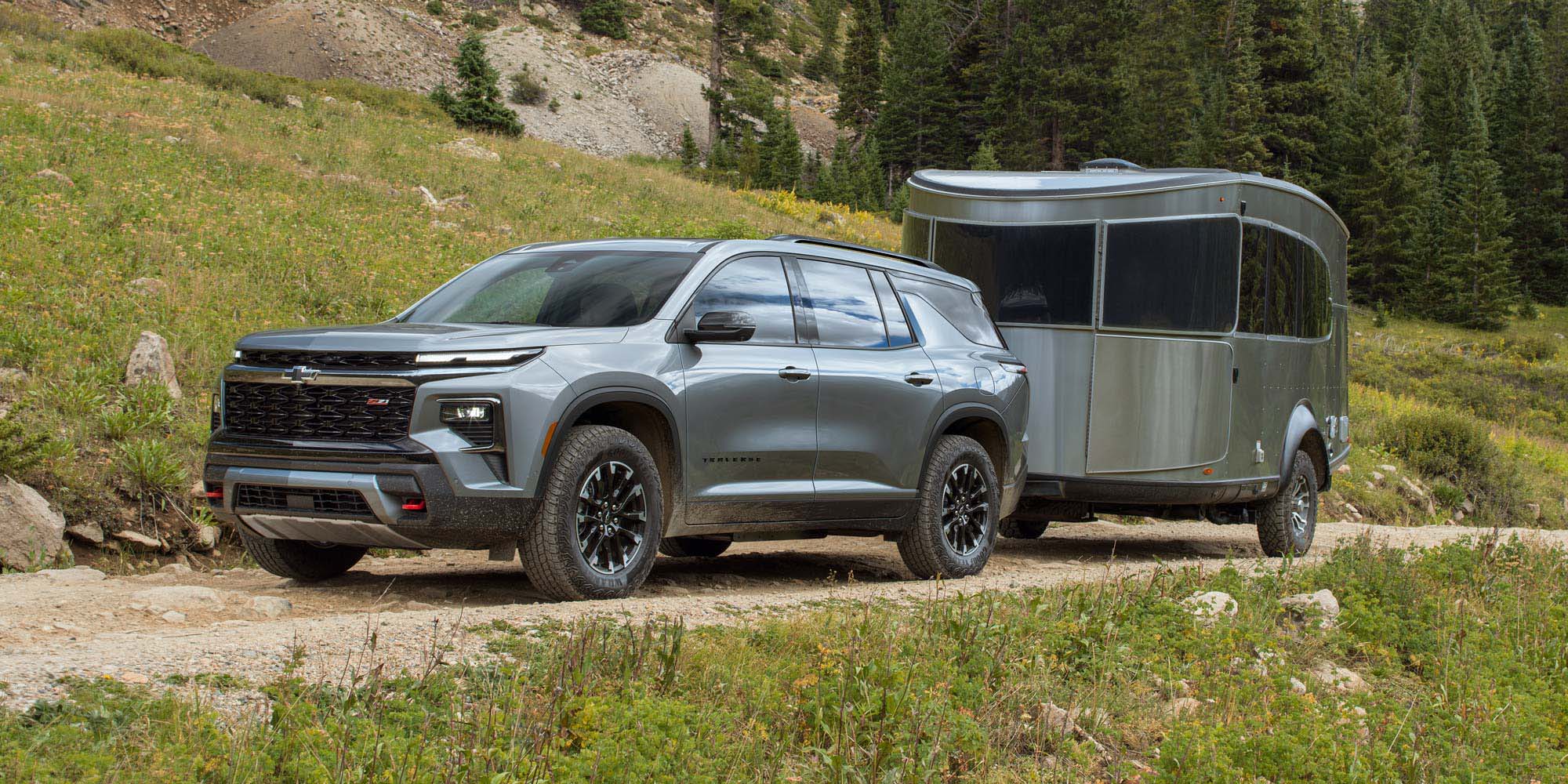 Chevrolet Traverse Z71 remolcando un trailer por la montaña.