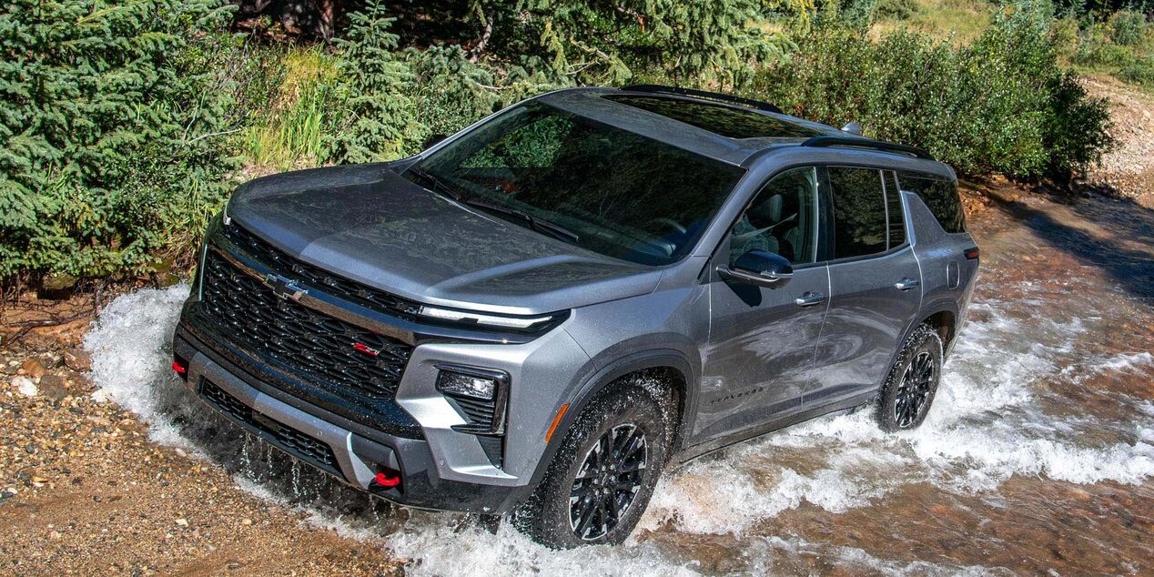 Chevrolet Traverse Z71 cruzando un río.