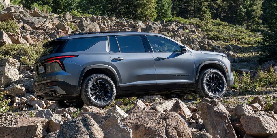 Chevrolet Traverse Z71 subiendo la montaña por un camino de ripio.