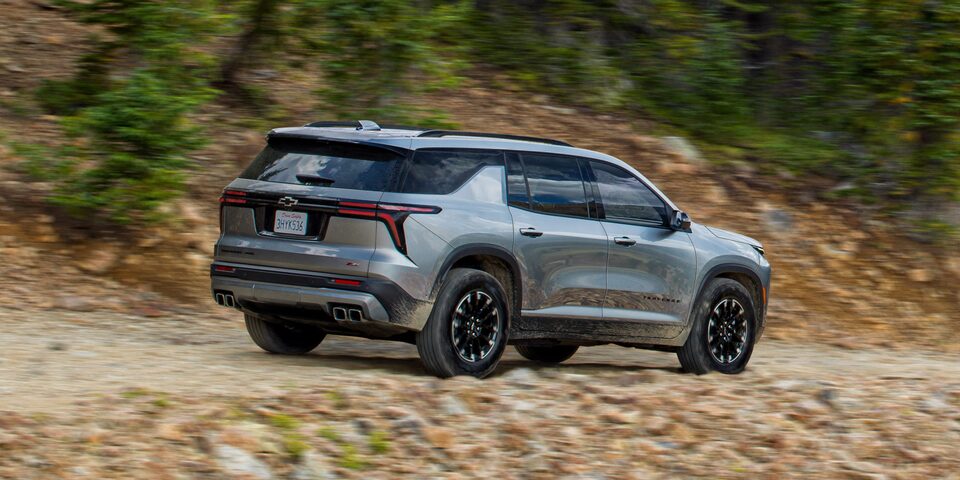 Chevrolet Traverse Z71 vista trasera en movimiento sobre un camino de tierra.