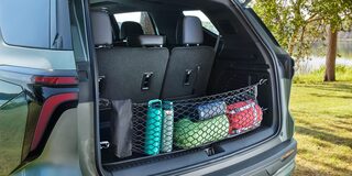 Imagen del maletero de la Chevrolet Traverse Z71, cargado con objetos personales como botellas térmicas, bolsas de dormir, y parlante portátil.