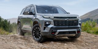 Vista exterior de la Chevrolet Traverse Z71, posicionada sobre un camino de tierra, destacando su diseño robusto y estilo aventurero.