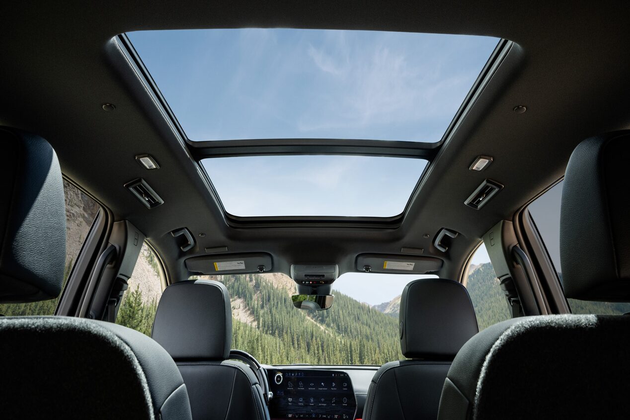 Vista interior de la Chevrolet Traverse Z71, destacando los asientos de ecocuero.