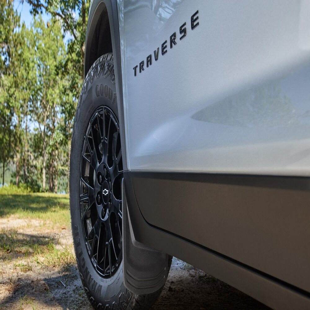 Vista en detalle de la insignia Traverse en la parte inferior izquierda del vehículo, junto a la llanta bitono.