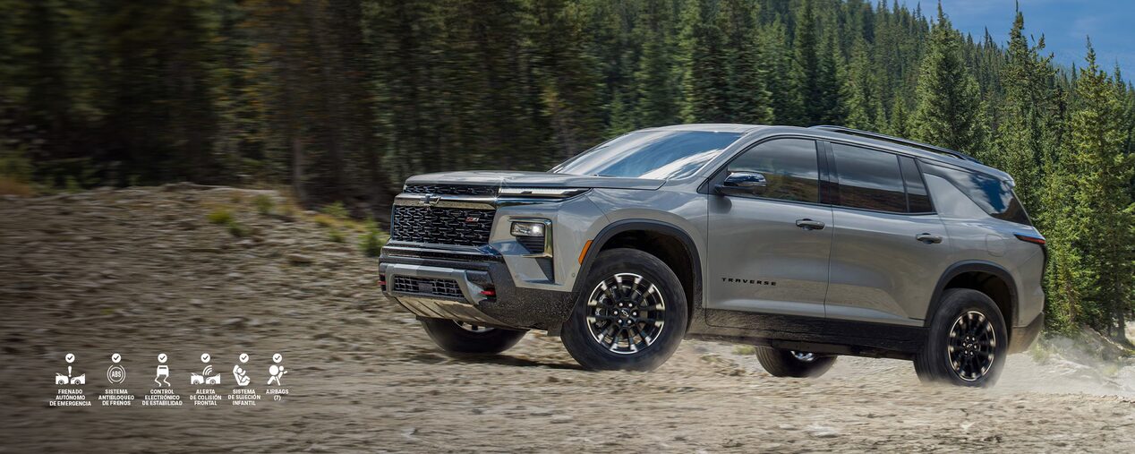 Chevrolet Traverse Z71 subiendo por un camino de ripio en la montaña.