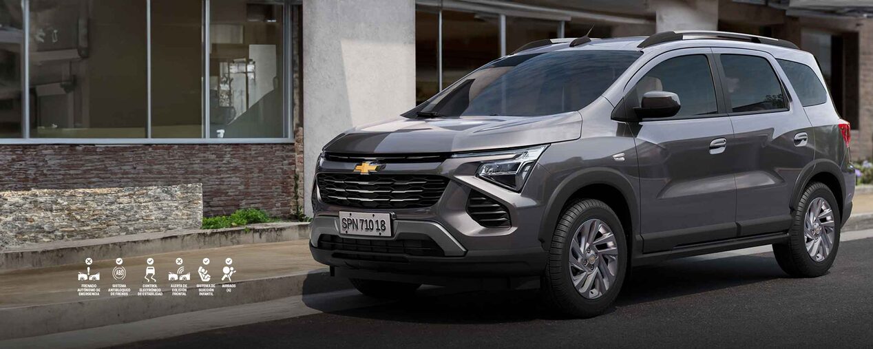 Chevrolet Spin estacionada en una zona urbana.