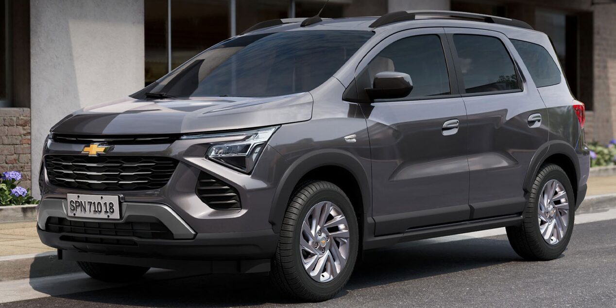 Vista lateral de la Chevrolet Spin estacionada en la calle.