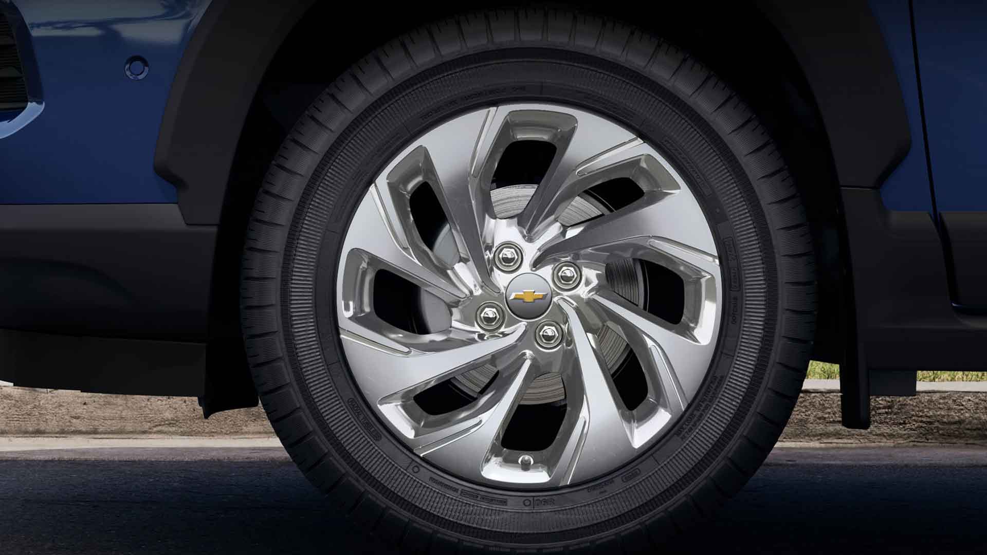 Vista cercana de la rueda de aleación ligera de la Chevrolet Spin.