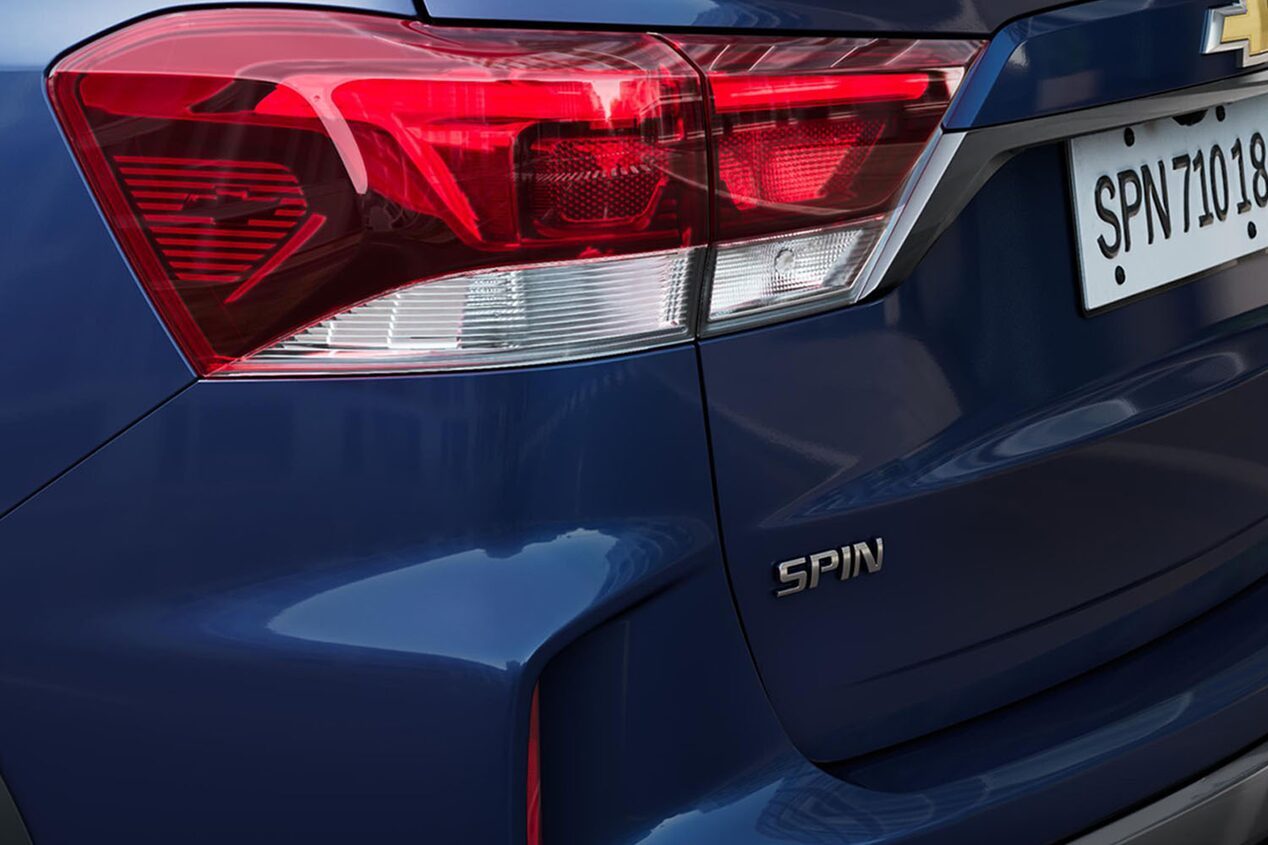 Vista cercana de los faros LED traseros de la Chevrolet Spin.