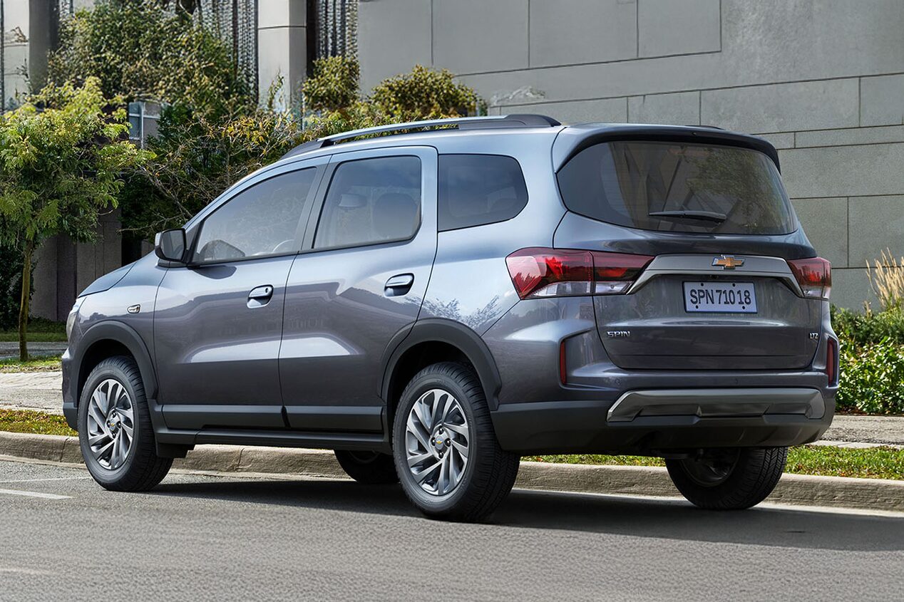 Vista trasera de la Chevrolet Spin estacionada.