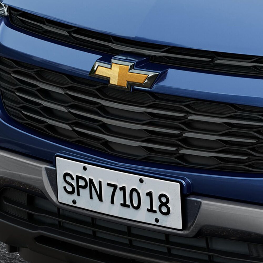 Vista cercana a la parrilla delantera de la Spin enfocando el emblema de Chevrolet.