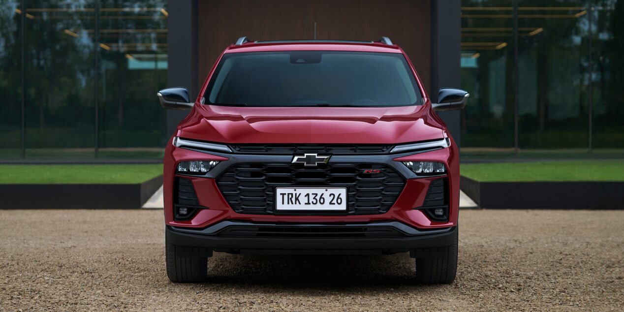 Vista frontal de la Chevrolet Tracker color Rojo Fuego.