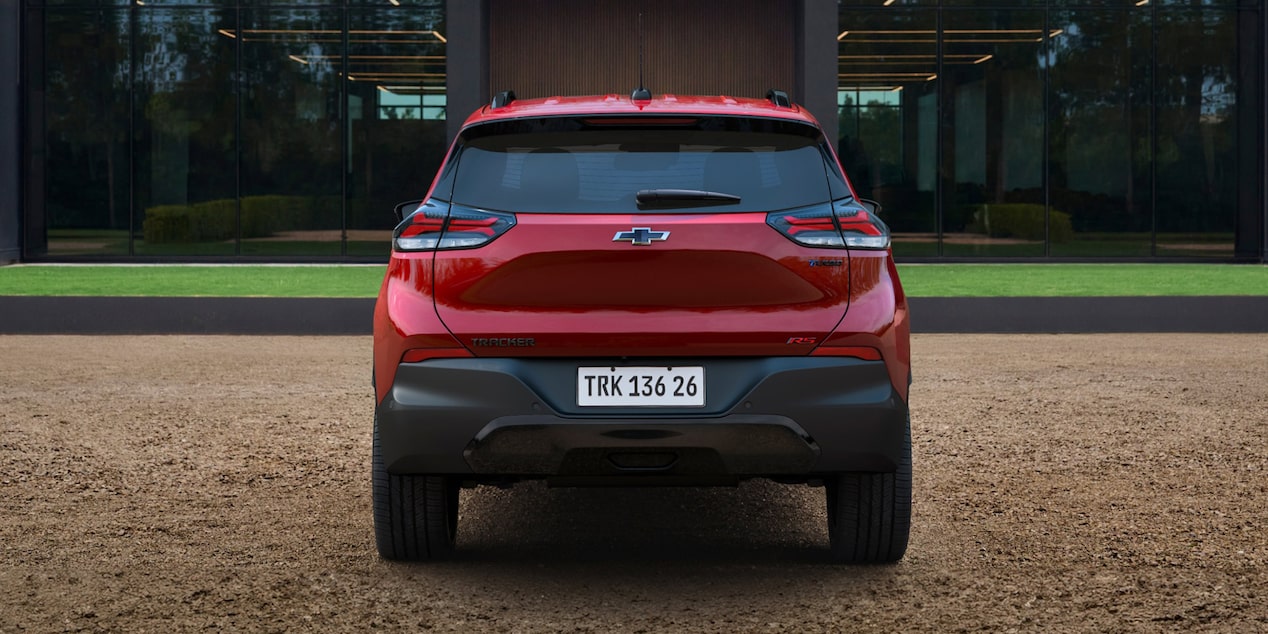 Vista trasera de la Chevrolet Tracker color Rojo Fuego.