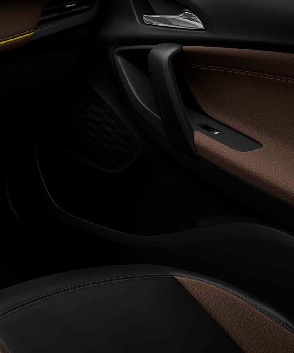 Interior moderno color Café de la Chevrolet Tracker.