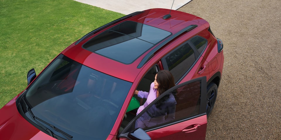 Vista superior de la Chevrolet Tracker mostrando el sunroof.