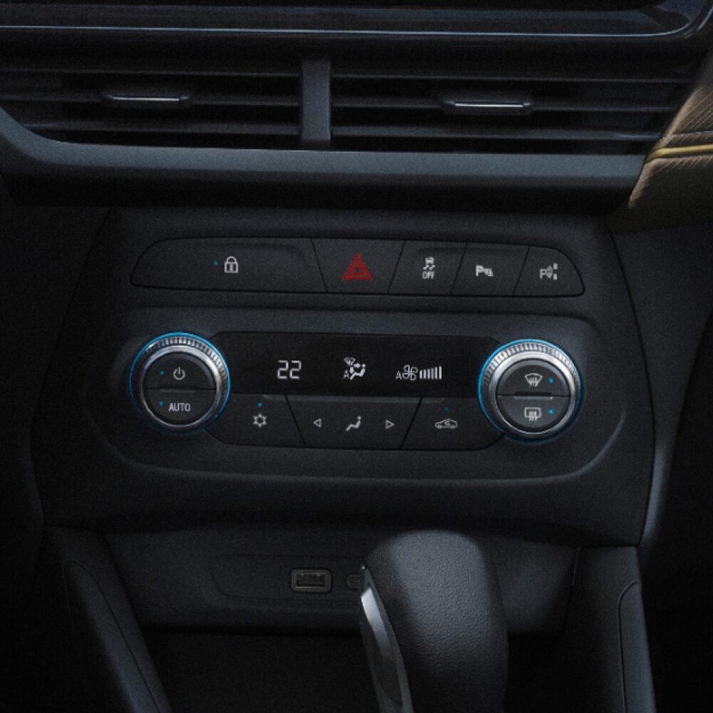 Detalle de los controles del aire acondicionado digital de la Chevrolet Tracker.