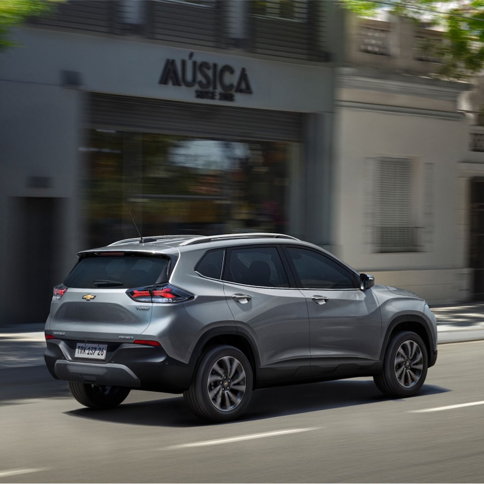 Chevrolet Tracker en movimiento por zona urbana.