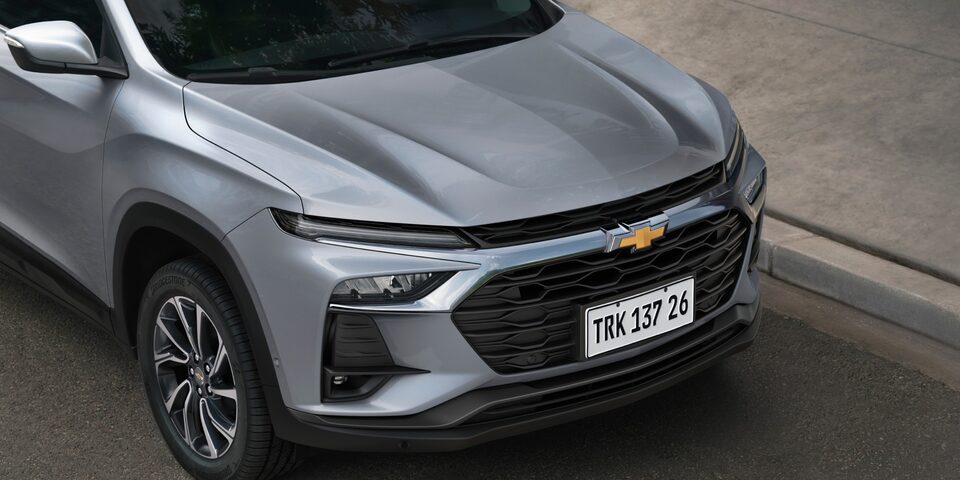Vista frontal de la Chevrolet Tracker color Gris Plata Tiburón estacionada en la calle.