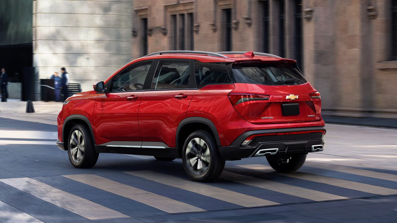 Chevrolet Captiva XL circulando por una calle.