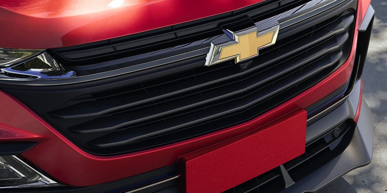 Vista en detalle de la parrilla delantera de la Captiva XL enfocando en el emblema Chevrolet.