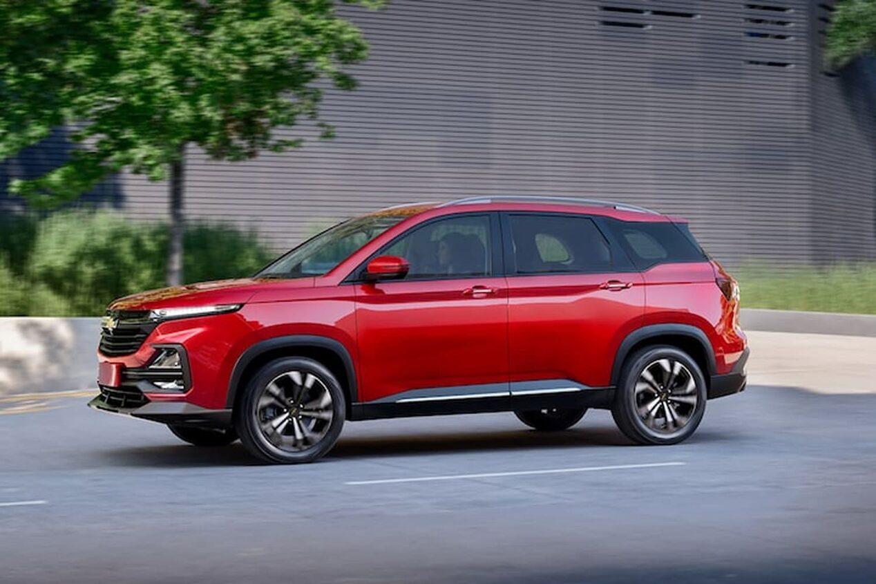 Vista lateral de la Chevrolet Captiva XL color Rojo en un estacionamiento.