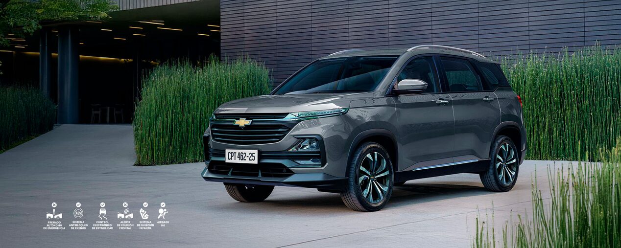 Chevrolet Captiva XL estacionada en el frente de un edificio.