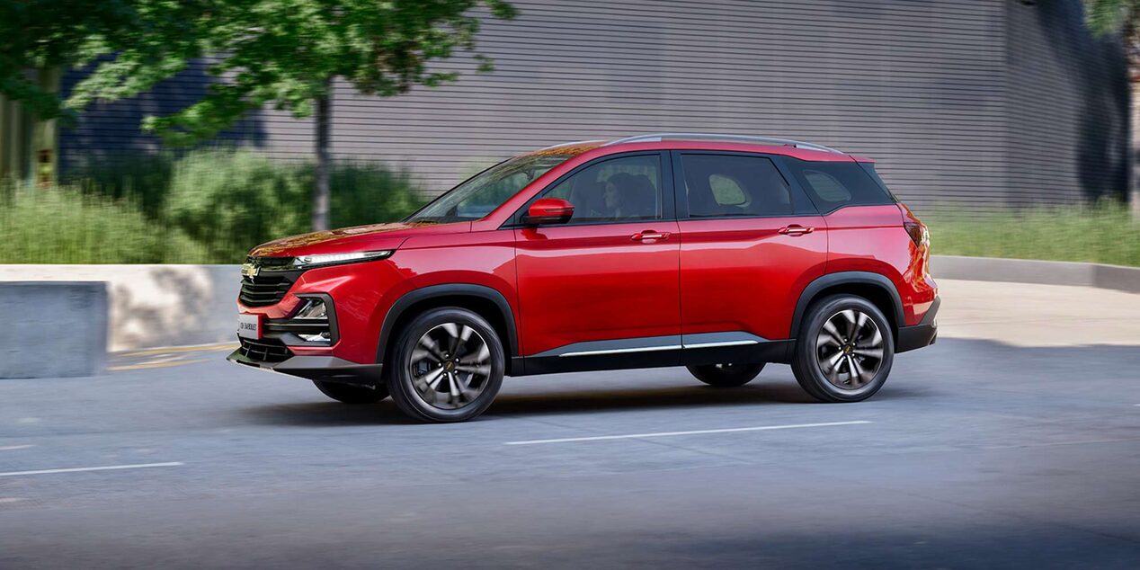 Vista lateral de la Chevrolet Captiva XL color Rojo.