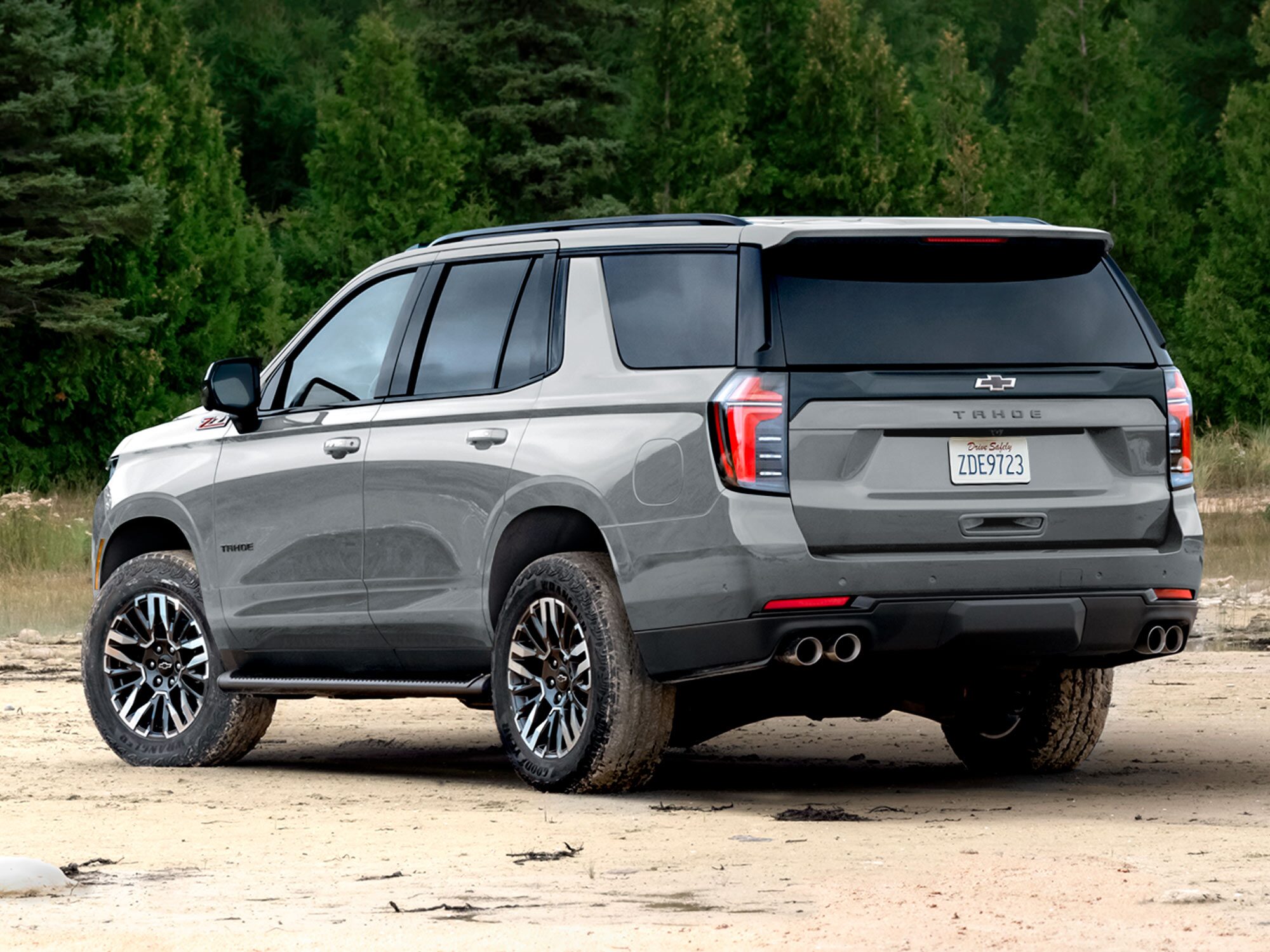 Chevrolet Tahoe estacionada con vegetación de fondo.