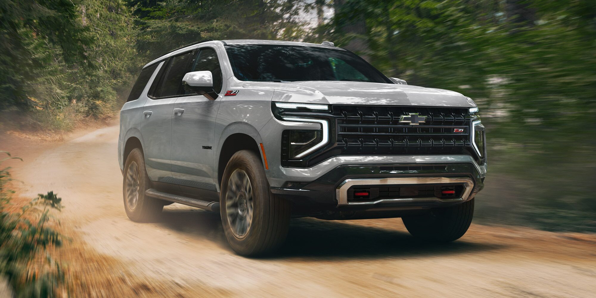 Chevrolet Tahoe atravesando un camino de tierra a mucha velocidad.