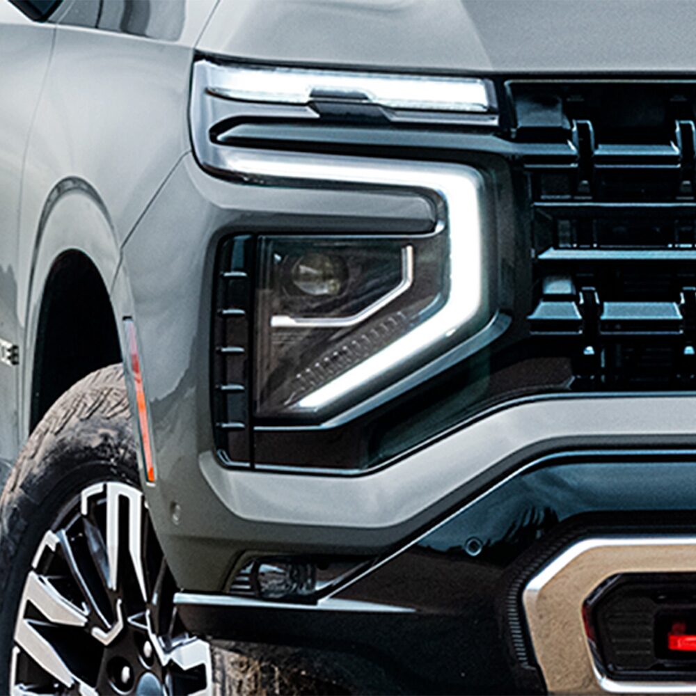 Vista cercana de la parrilla frontal de la Chevrolet Tahoe con los focos LED encendidos.