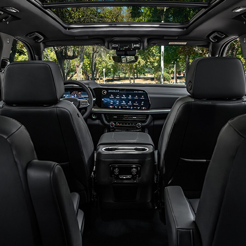 Interior de la Chevrolet Tahoe mostrando los asientos delanteros y traseros.