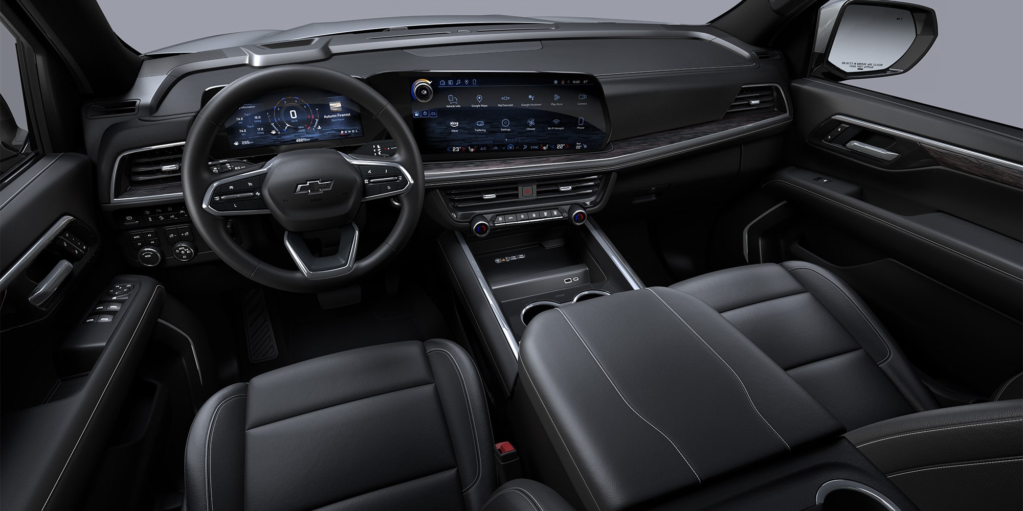 Vista completa del interior de la Chevrolet Tahoe enfocandose en elos asientos delanteros y el tablero.