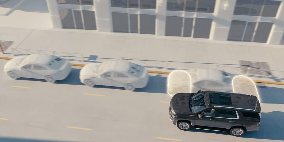 Chevrolet Tahoe 2026 equipada con alerta de cruce trasero para mayor seguridad 