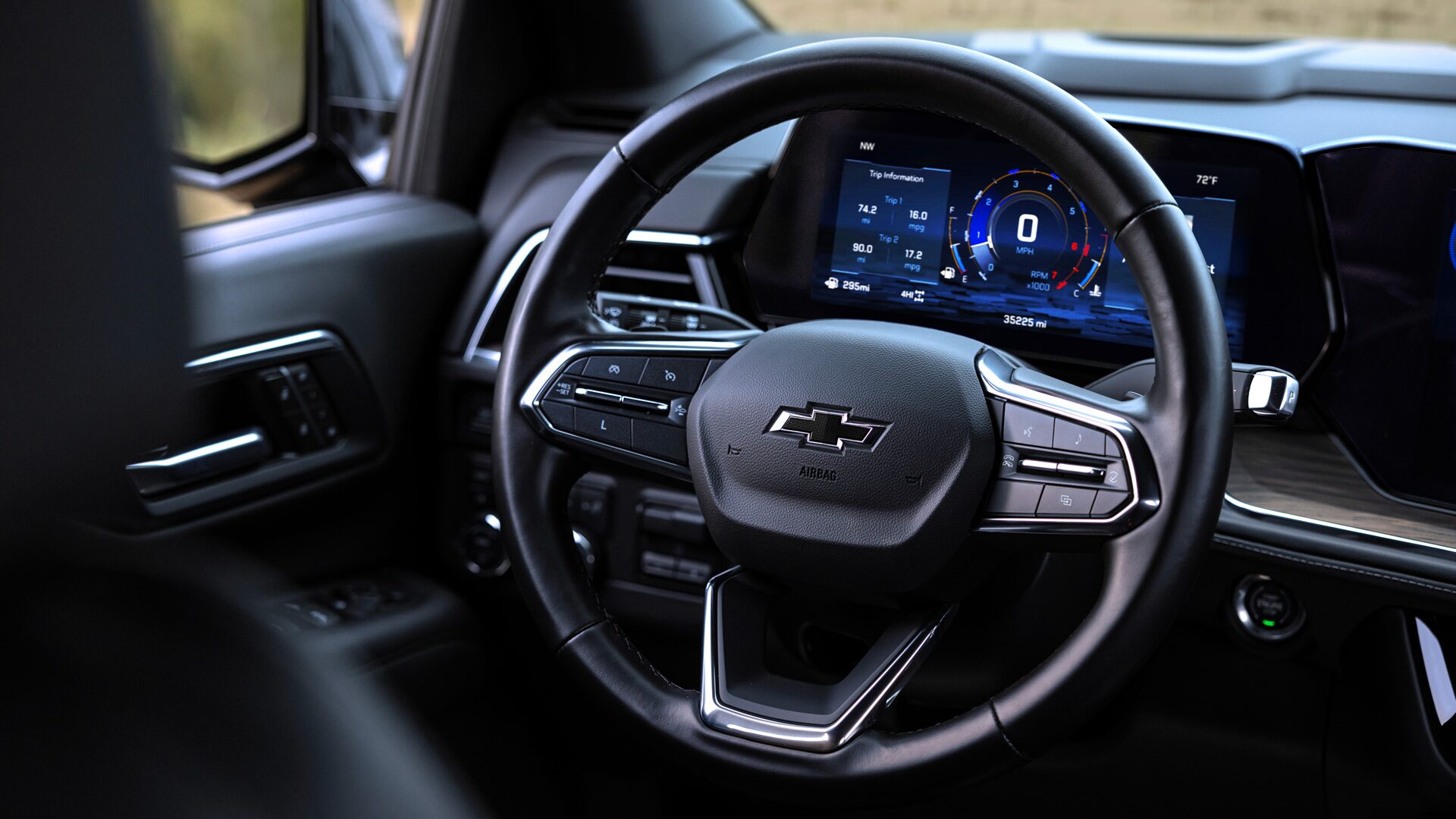 Vista completa del volante multifunción y el cluster digital configurable de la Chevrolet Tahoe.