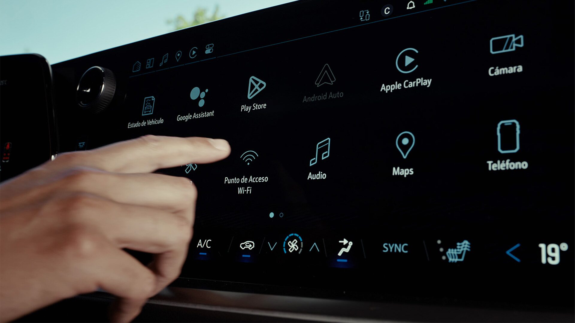 Persona interactuando con la pantalla de la Chevrolet Tahoe.