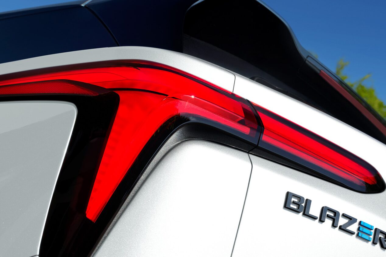 Vista en detalle de los faros LED traseros de la Chevrolet Blazer EV.