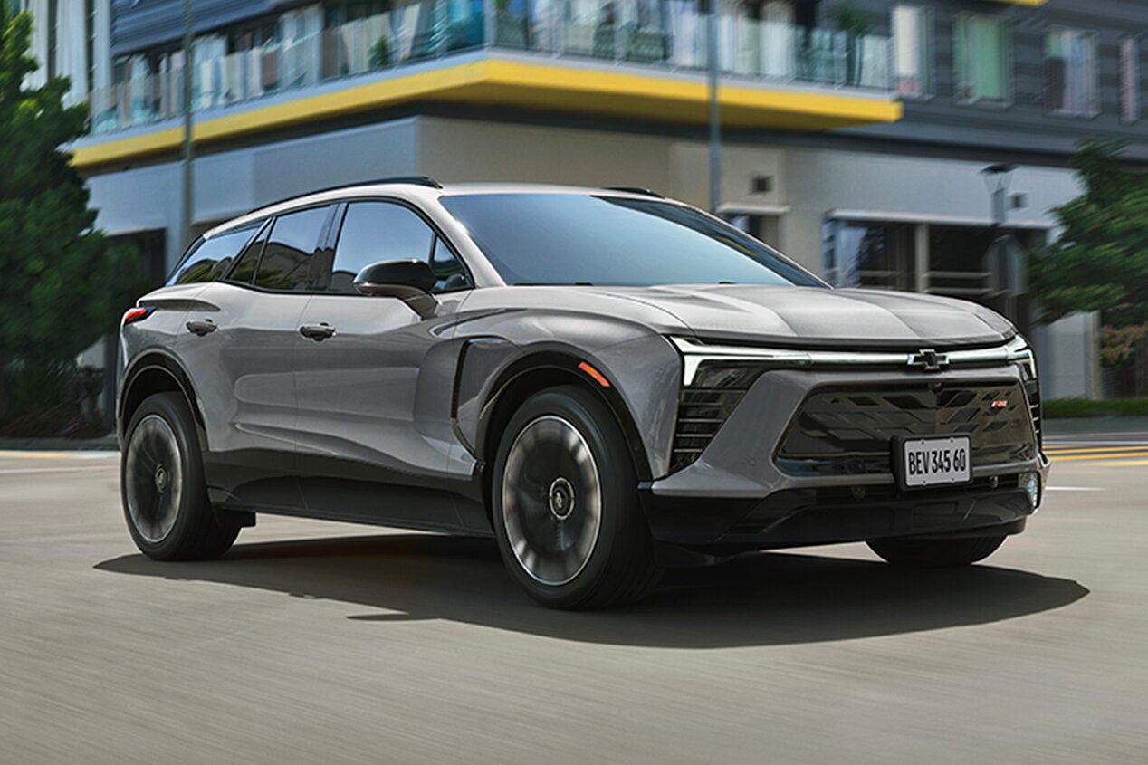 Chevrolet Blazer EV circulando por una ciudad.