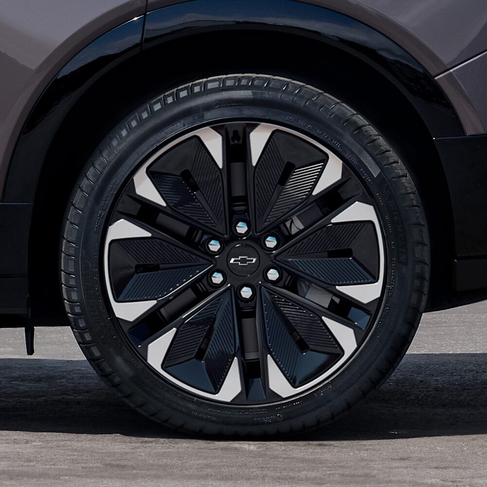 Vista en detalle de los rines deportivos de 21 pulgadas de la Chevrolet Blazer EV.