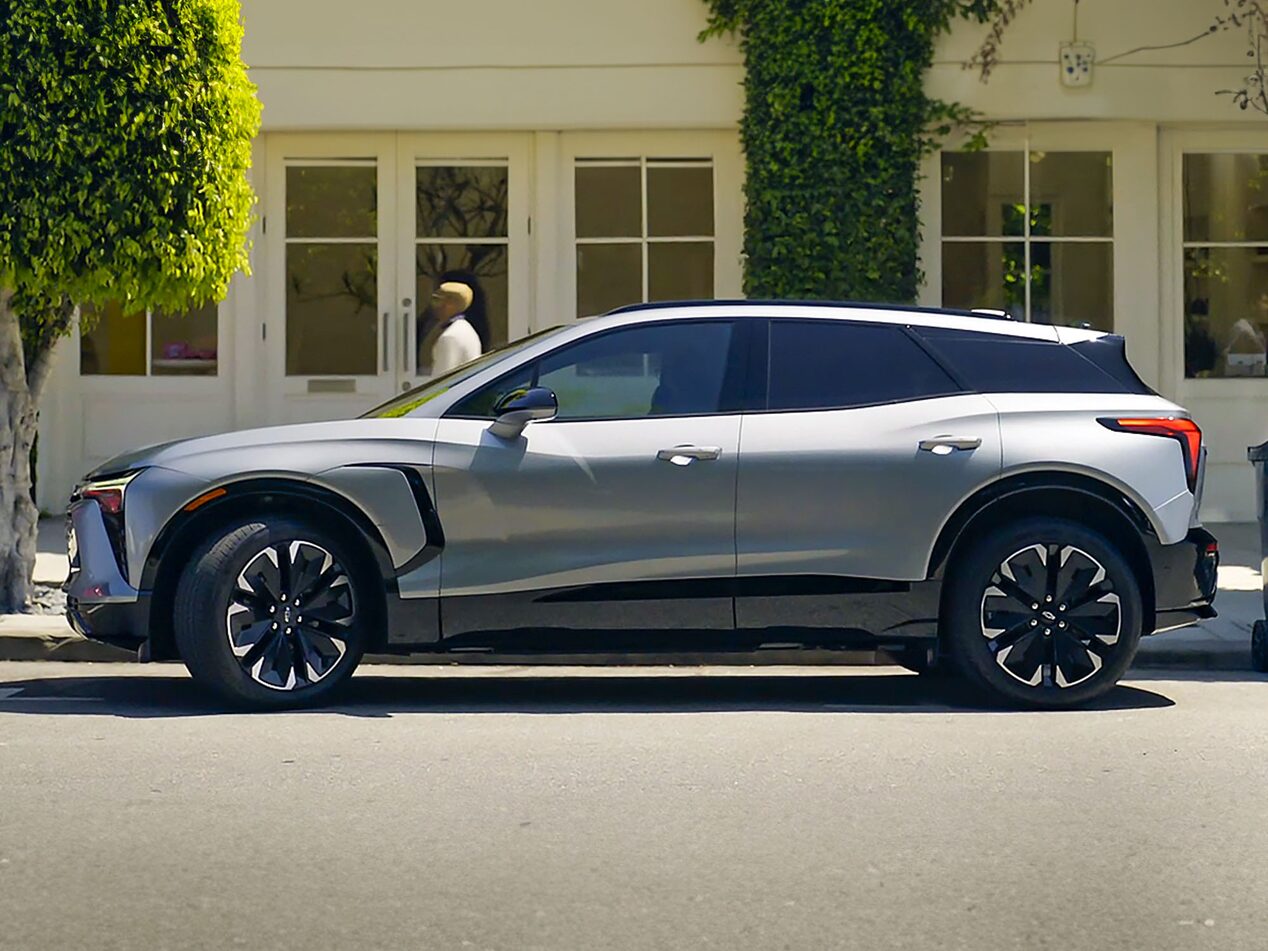Vista lateral de la Chevrolet Blazer EV estacionada en la calle.