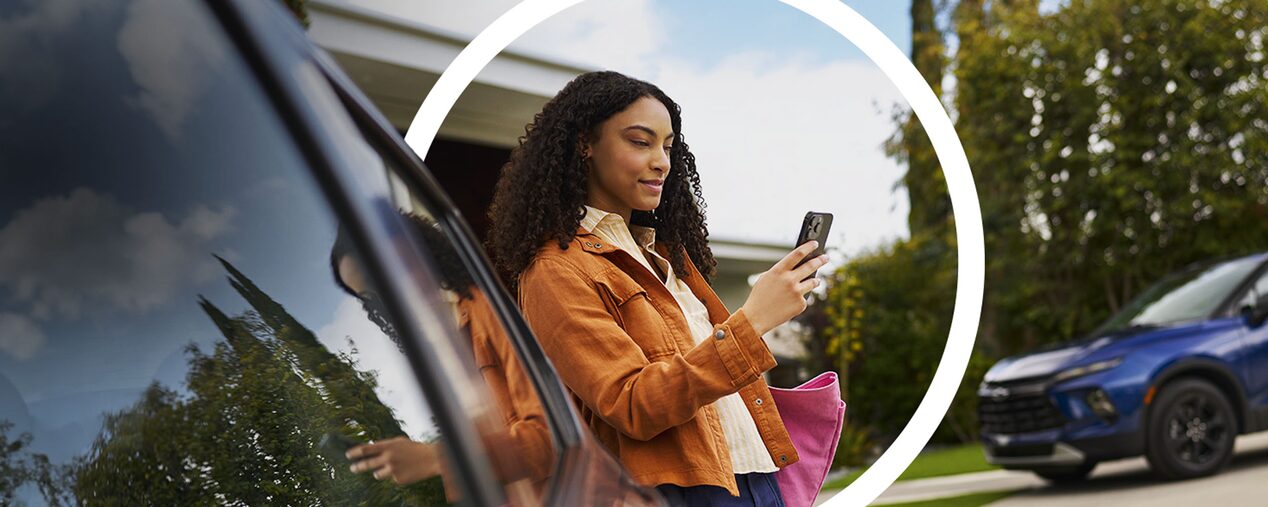 Mujer mirando la app de OnStar desde su celular.