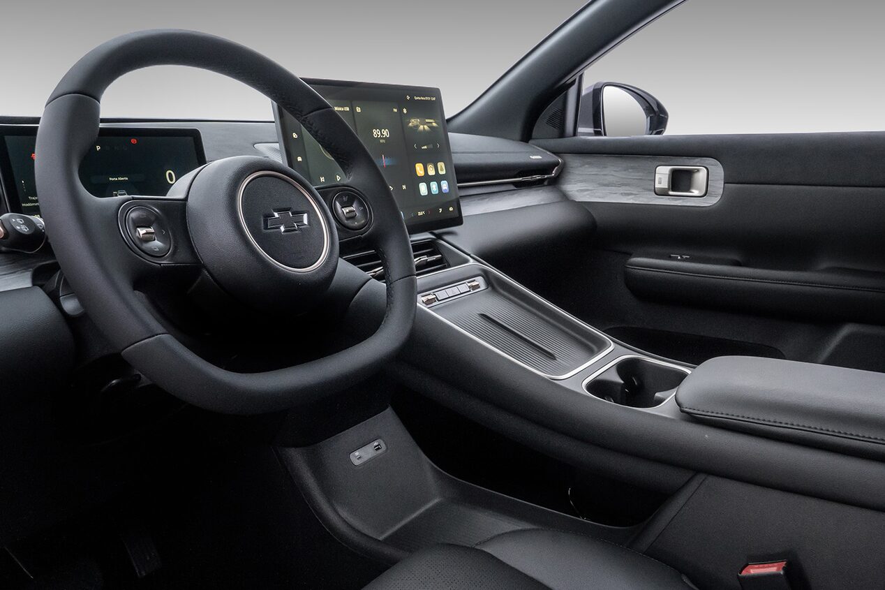 Vista interior de la Chevrolet Captiva EV, mostrando volante, pantalla digital central, y guantera.